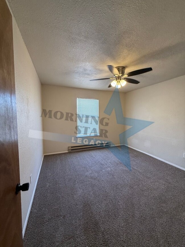 Building Photo - 3 Bed Condo W/ yard!