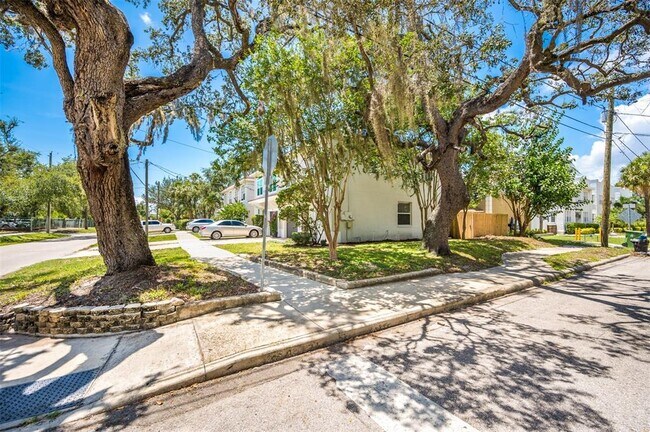 Building Photo - 2101 W De Leon St