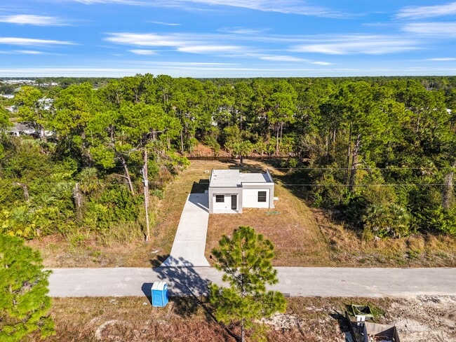 Building Photo - 751 Clancy St E