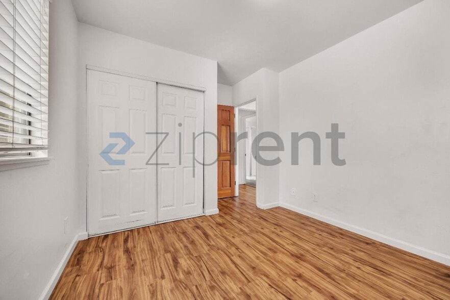 Building Photo - Unit