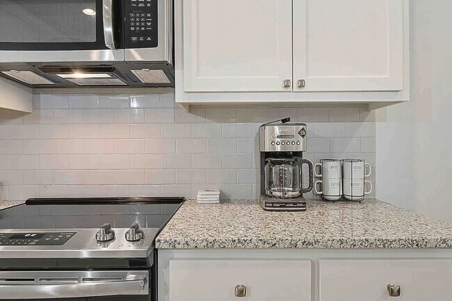 Building Photo - 2 Bedroom Furnished Rental Near LSU|Short Term & Long Term Options Available