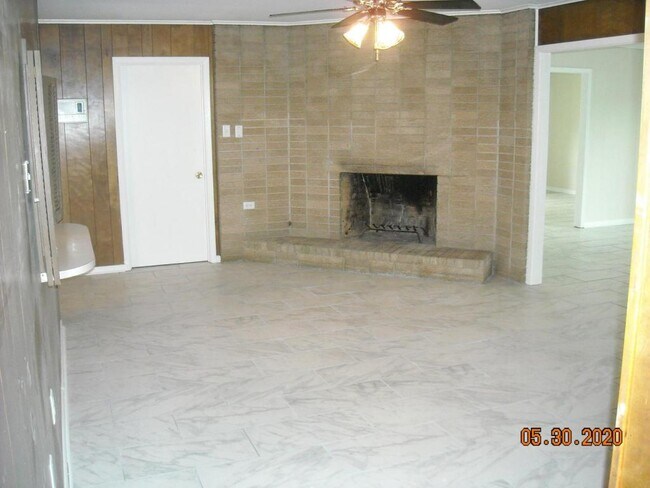 Building Photo - 10331 W Almond Dr