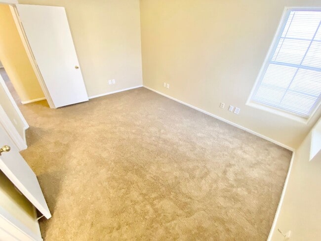Building Photo - STUNNING 3 BEDROOM 2.5 BATH HOME LOCATED I...
