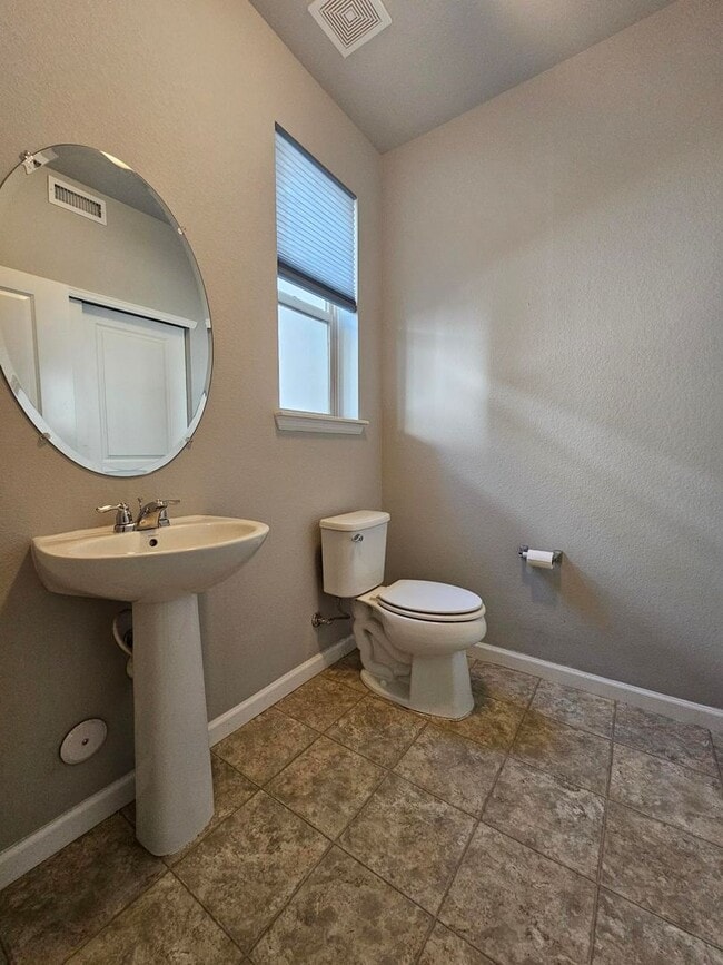 Building Photo - Contemporary townhome in Great Location