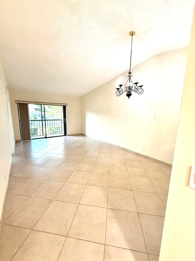 Building Photo - 6649 Somerset Dr