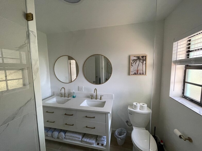 Building Photo - 104 W Osceola Ln