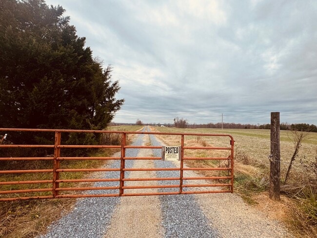 Building Photo - Adorable Home/Country setting