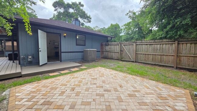 Building Photo - FOR RENT 2 bed 2 bath 1 car garage home.