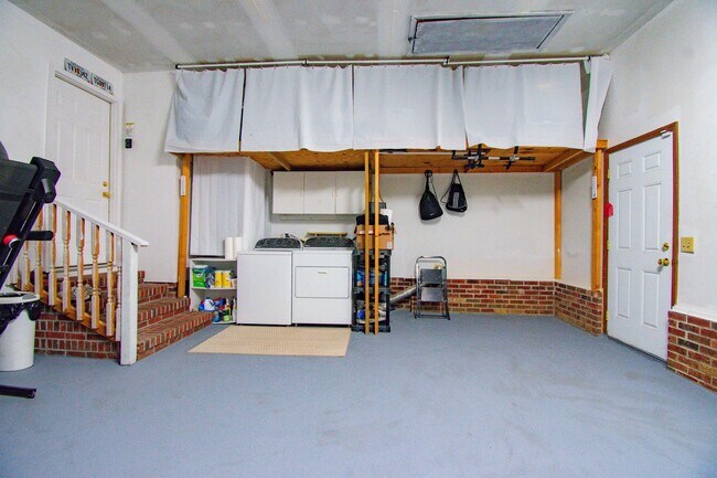 Building Photo - 20 N Hillside Dr