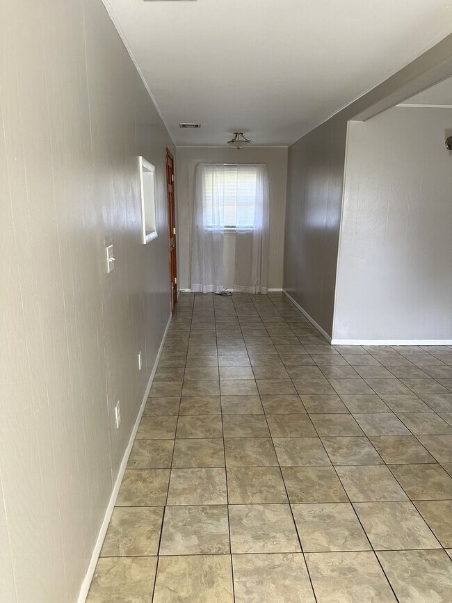 Building Photo - IMMACULATE ONE LEVEL HOME AVAILABLE IN SUR...