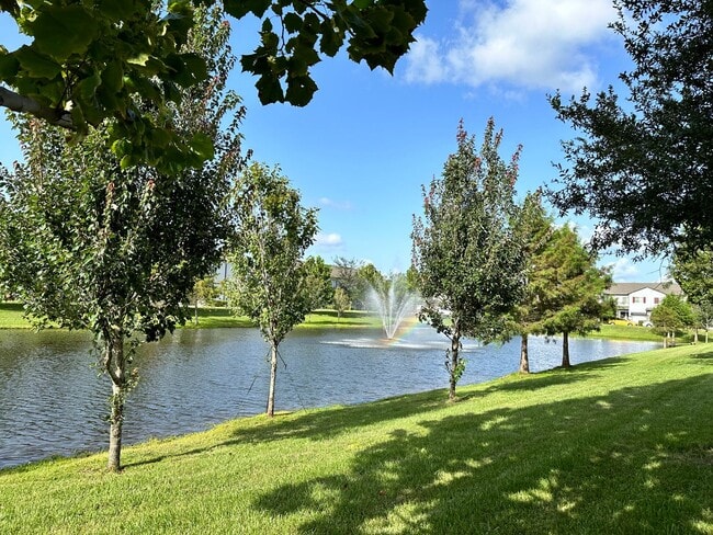 Building Photo - Lease this 3BR End-Unit Townhome in Gated Community with Water View!