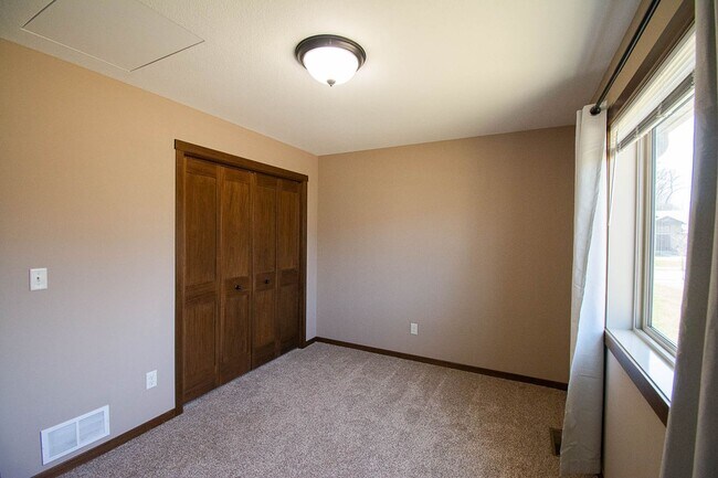 Building Photo - Move-In Ready NW Rochester Home with Finished Lower Level