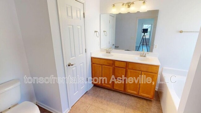 Building Photo - 33 Mallard Run Dr
