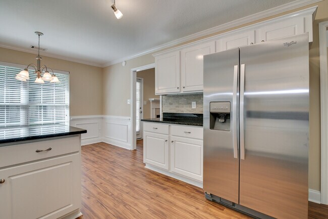 Building Photo - 2152 Sylvan Lake Dr
