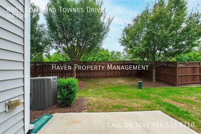 Building Photo - 8965 Commons Townes Dr