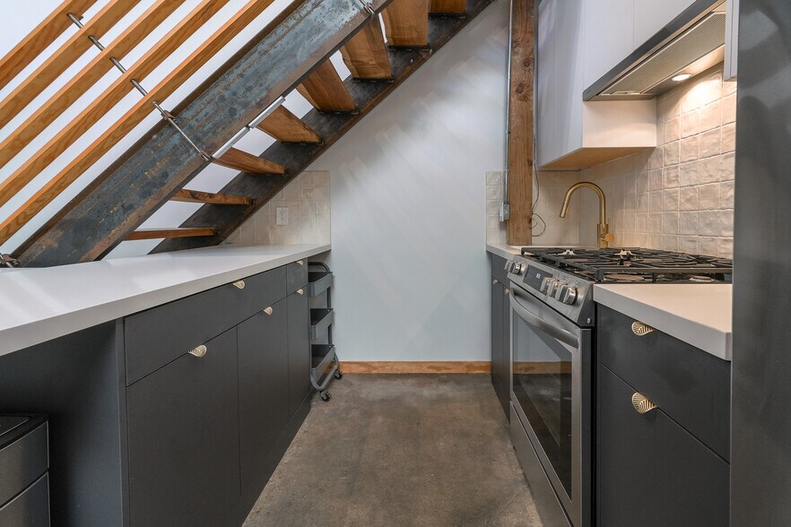 Kitchen - 2323 Magnolia St