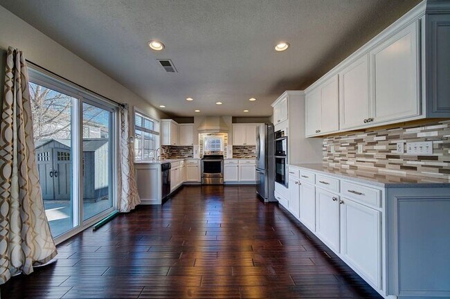 Building Photo - Beautiful 3 Bed 3 Bath Corner Lot Home!