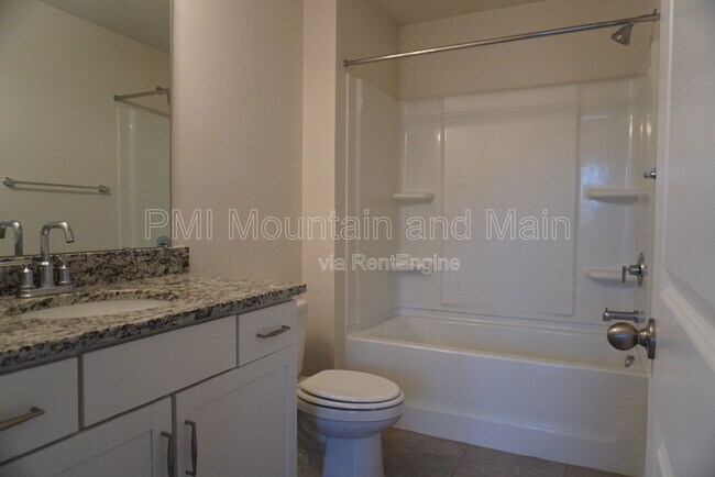 Building Photo - 210 Creekview Rd