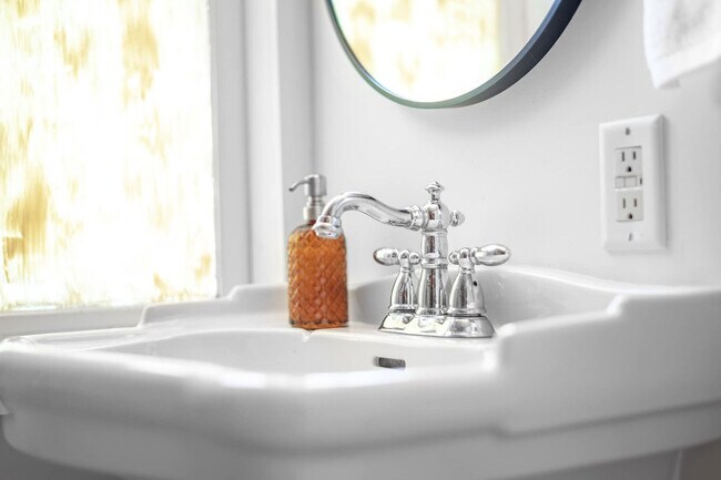 Building Photo - 500 W Rosemary St