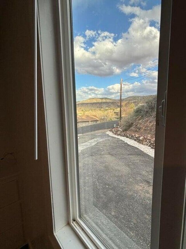 Building Photo - 2 Bed Home For Rent