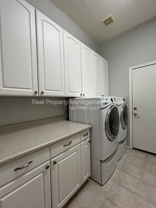 Building Photo - 774 E Maria Ln