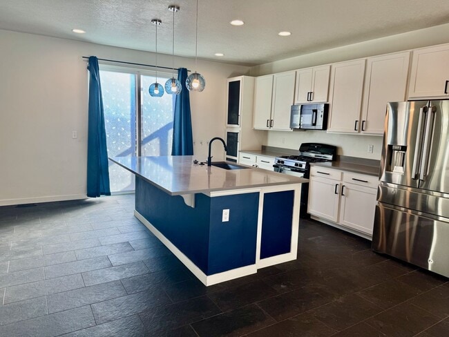 Building Photo - Your Home Is Ready For You!!