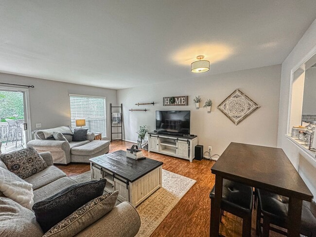 Building Photo - Gorgeous 2 Bed 2.5 Bath Townhome With A Fenced Yard In Exeter