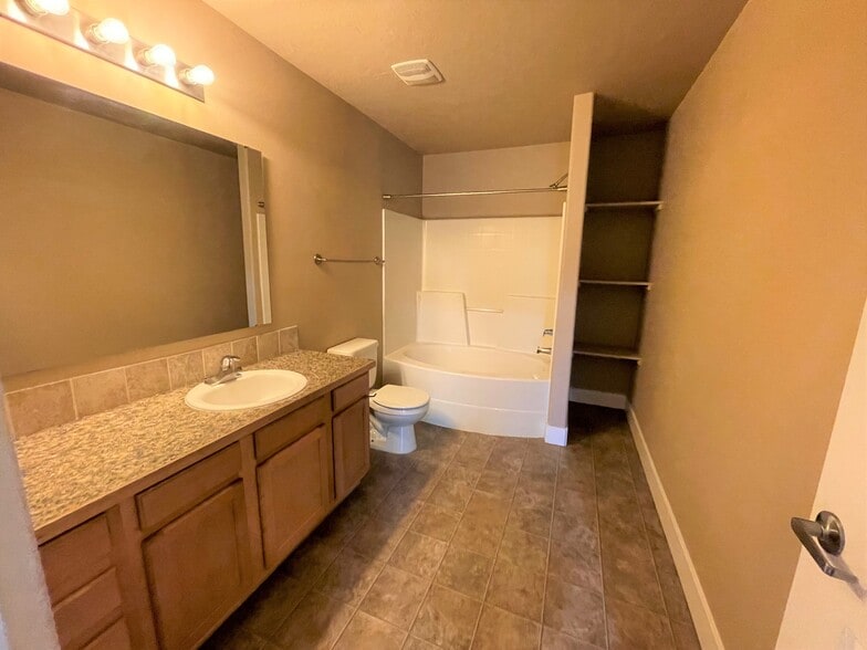 Building Photo - 16650 N Profit Cir