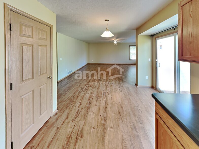 Building Photo - 2395 Featherwood Dr