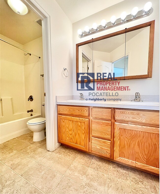 Building Photo - 4 Bedroom 1.5 Bath Townhome
