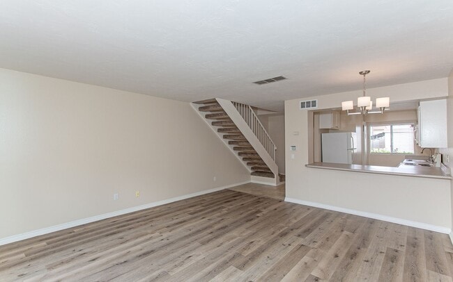 Building Photo - Great 2 BD Home in the Lake Park Terrace C...