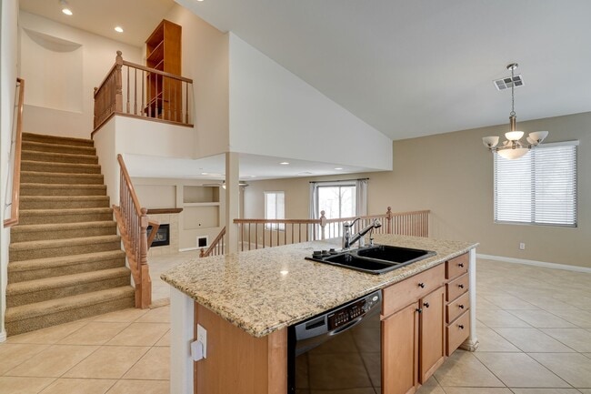 Building Photo - FANTASTIC 3 BEDROOM 2.5 BATH IN NORTH LAS ...