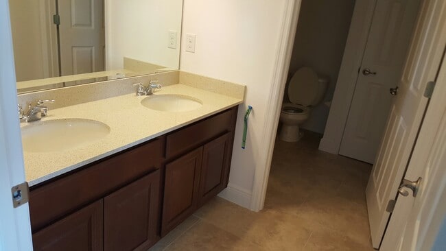 Building Photo - 1065 Vinsetta Cir