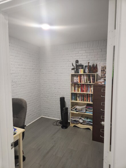 Building Photo - 1529 E Don St