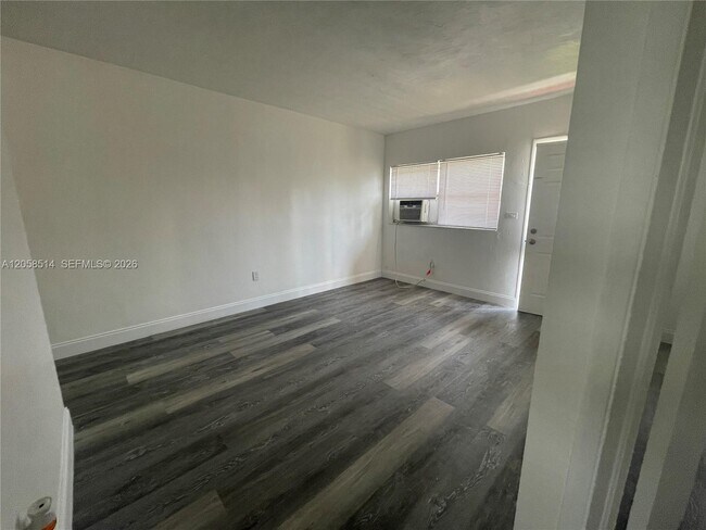 Building Photo - 15940 NE 19th Ct