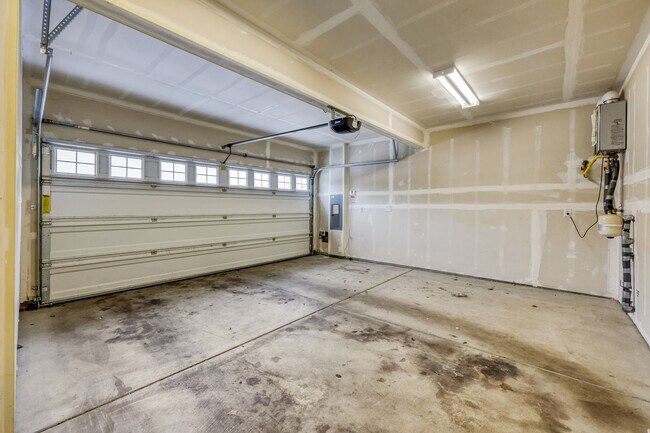 Building Photo - 4 bed plus den - easy I-5 access and JBLM commute. N Thurston School District