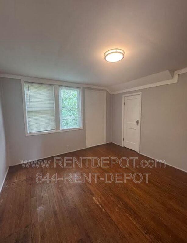 Building Photo - 416 E Riverside Dr