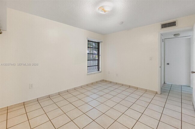 Building Photo - 677 SW 9th Ave