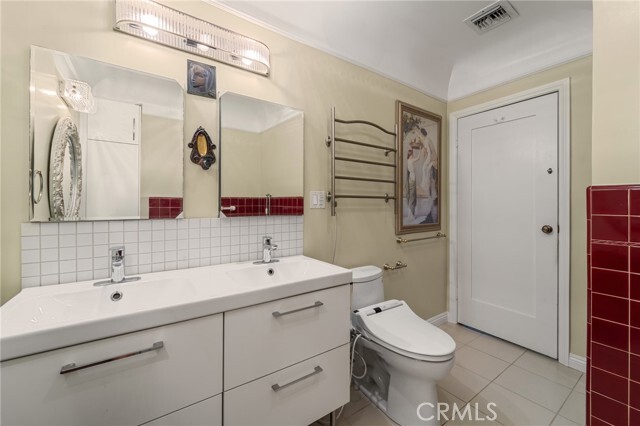 Building Photo - 233 S Swall Dr