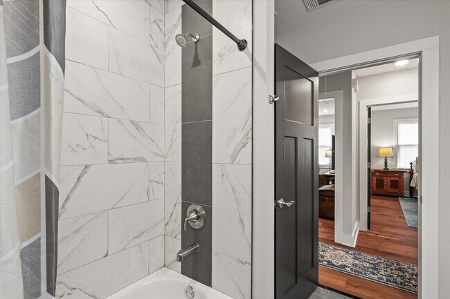 Building Photo - Short Term Only