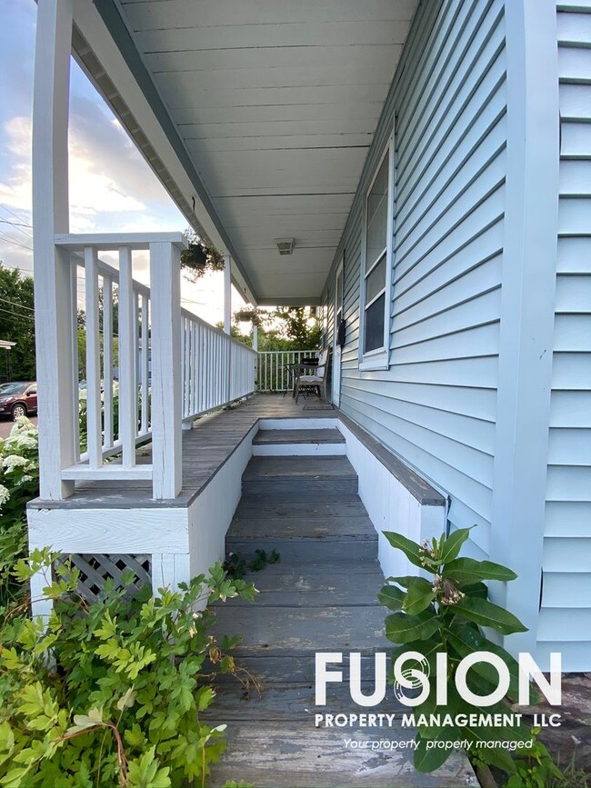 Building Photo - Adorable 2 bedroom home in Winooski with large backyard!