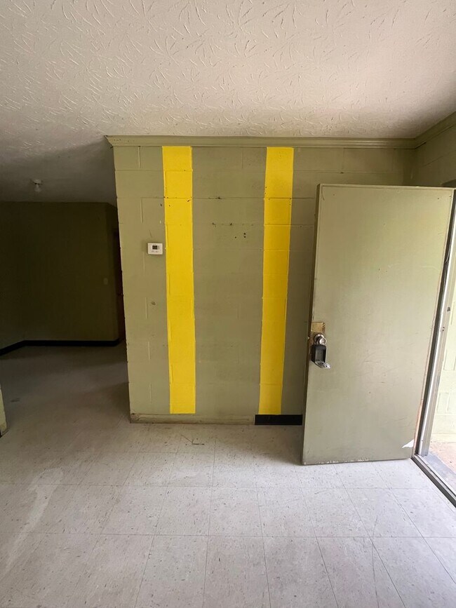 Building Photo - 2 Bed 1 Bath Apartment
