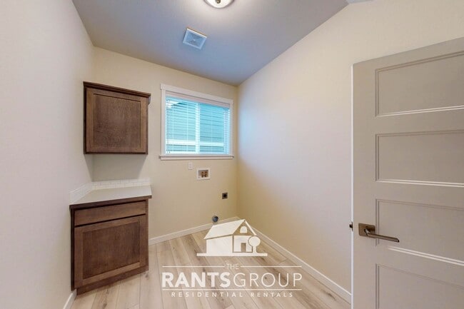 Building Photo - Beautiful Home! Easy JBLM commute!