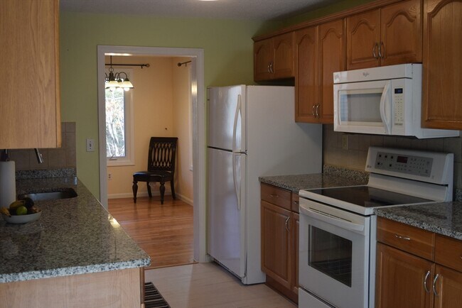 Building Photo - 11 Hilltop Ln