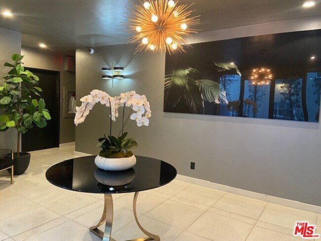 Building Photo - 344 N Palm Dr