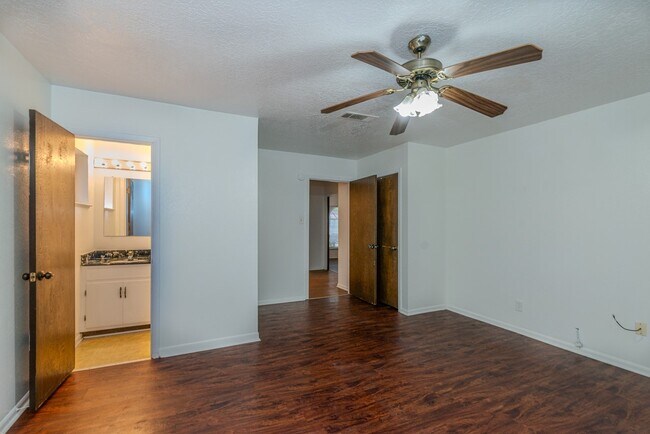 Building Photo - 450 Norvell St