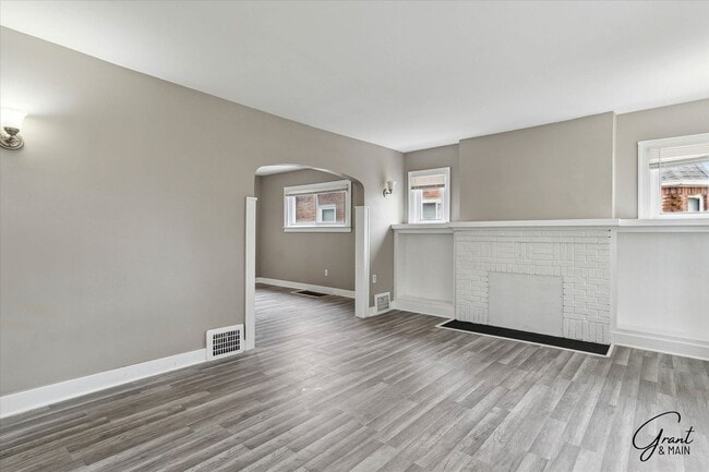 Building Photo - $1500 Large 3 bedroom home
