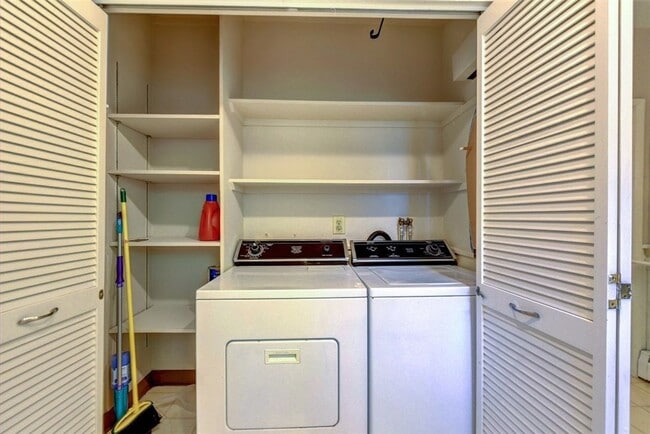 Building Photo - ****Pawtucket/Oakhill - Three Bed Single F...