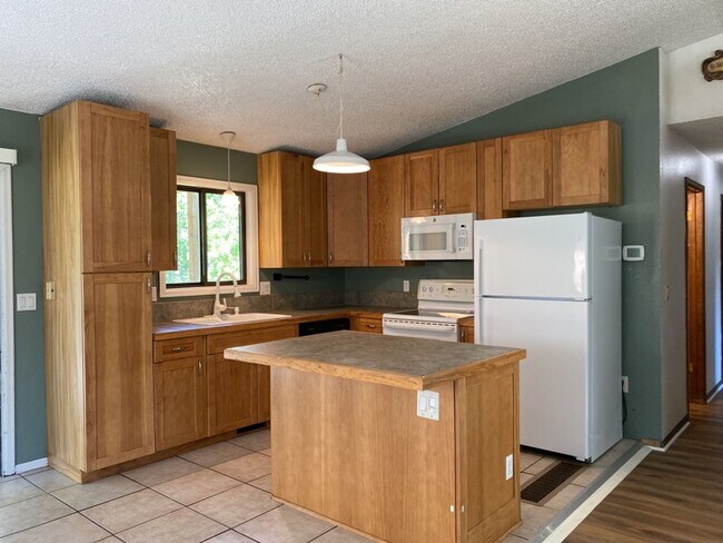 Building Photo - STUDENTS WELCOME! 4 Bed 3 Bath Home in West Ft Collins w/ Garage and Fenced Yard - Lawn Care Incl...