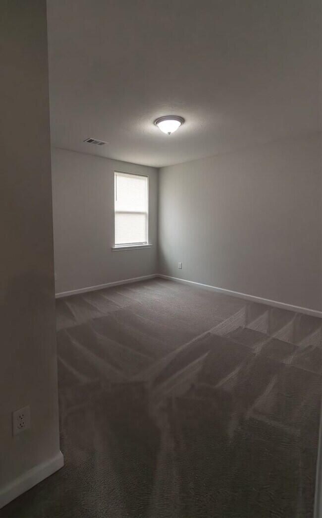Building Photo - 57 White Pine Way